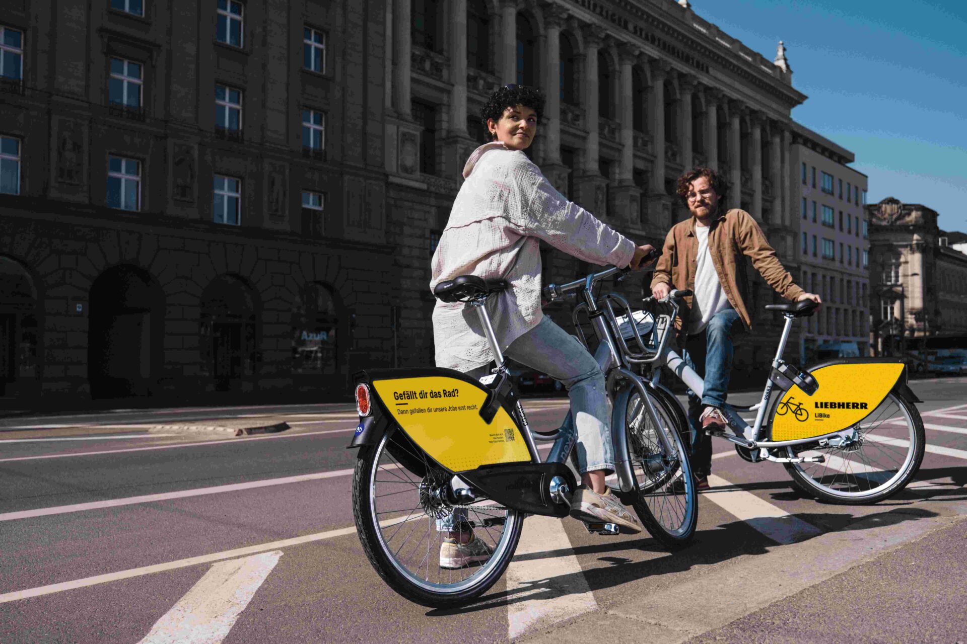 Zwei Personen auf LiBikes